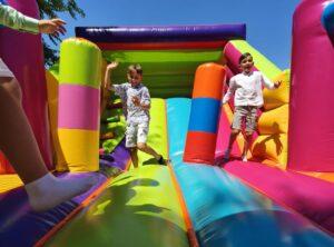 Castillos-hinchables-para-fiestas-de-fin-de-curso-escolar