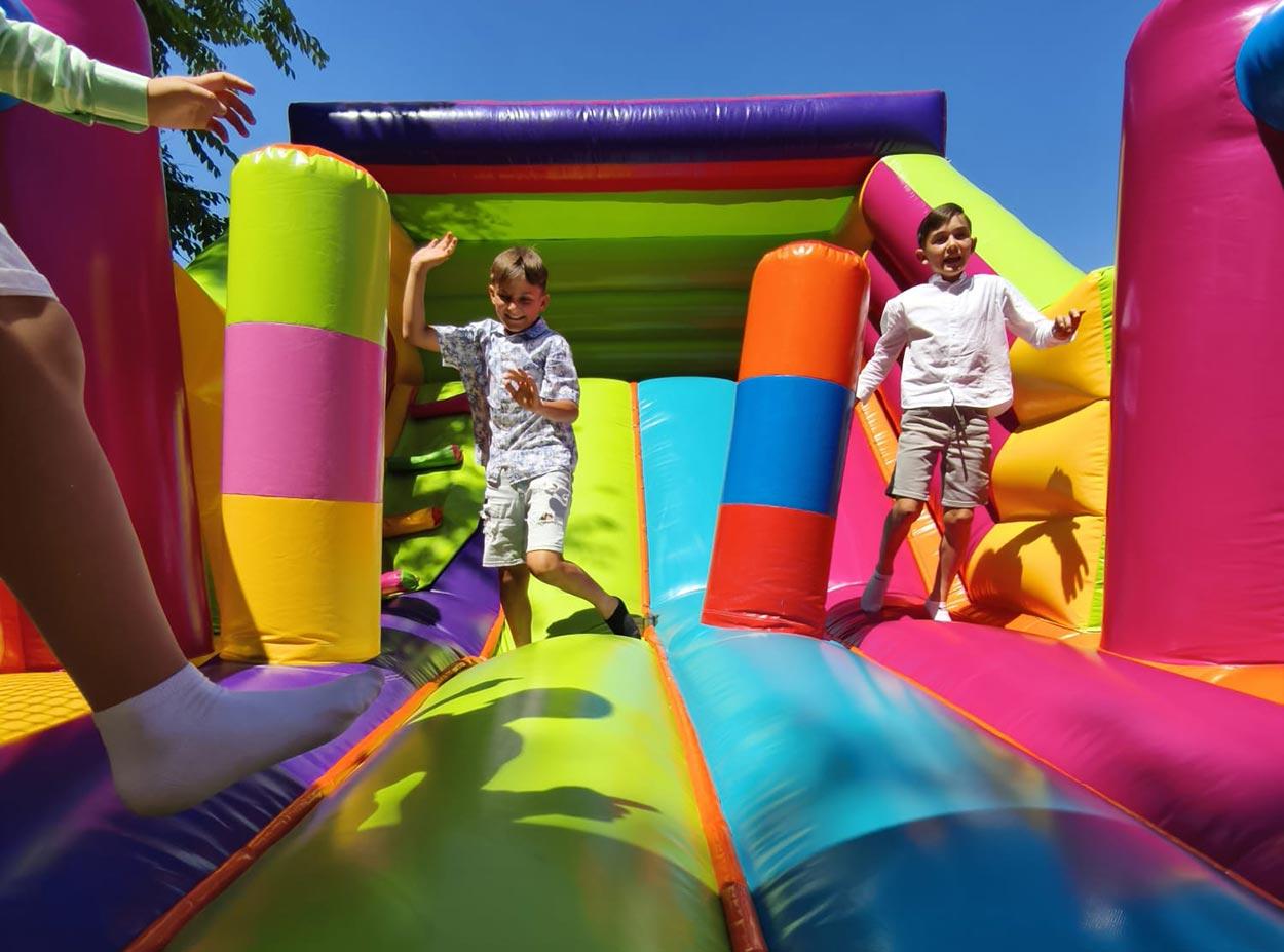 Castillos-hinchables-para-fiestas-de-fin-de-curso-escolar